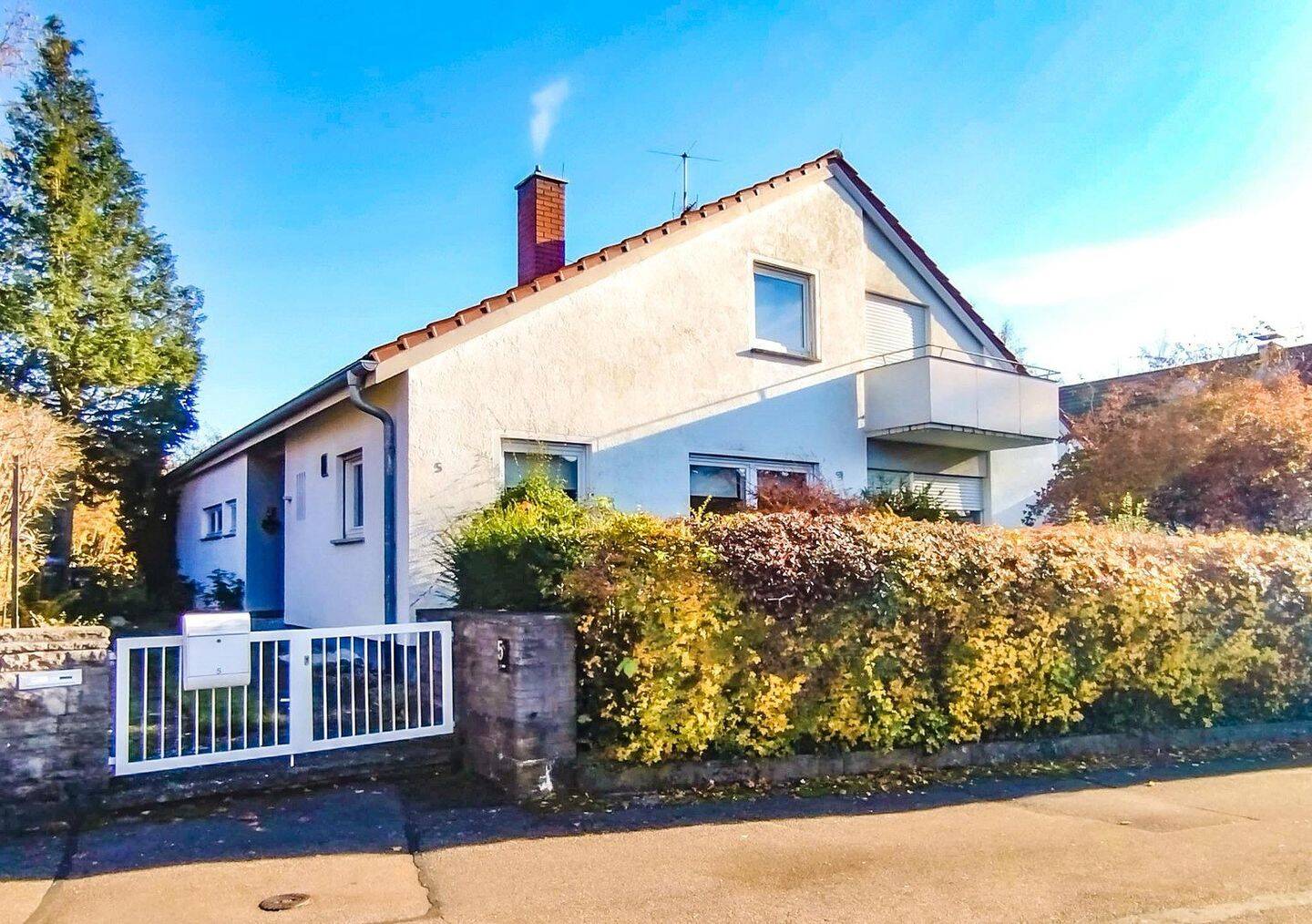 Freistehendes Einfamilienhaus, großer Garten, ELW und Doppelgarage am Milcherberg von Privat, 73230 Kirchheim unter Teck