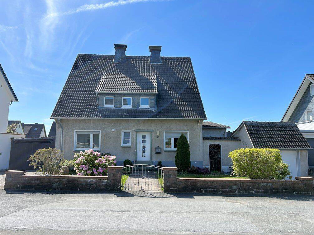 Ideal für Familien oder Generationen! Zweifamilienhaus mit Garage in Warstein-Suttrop!, 59581 Warstein