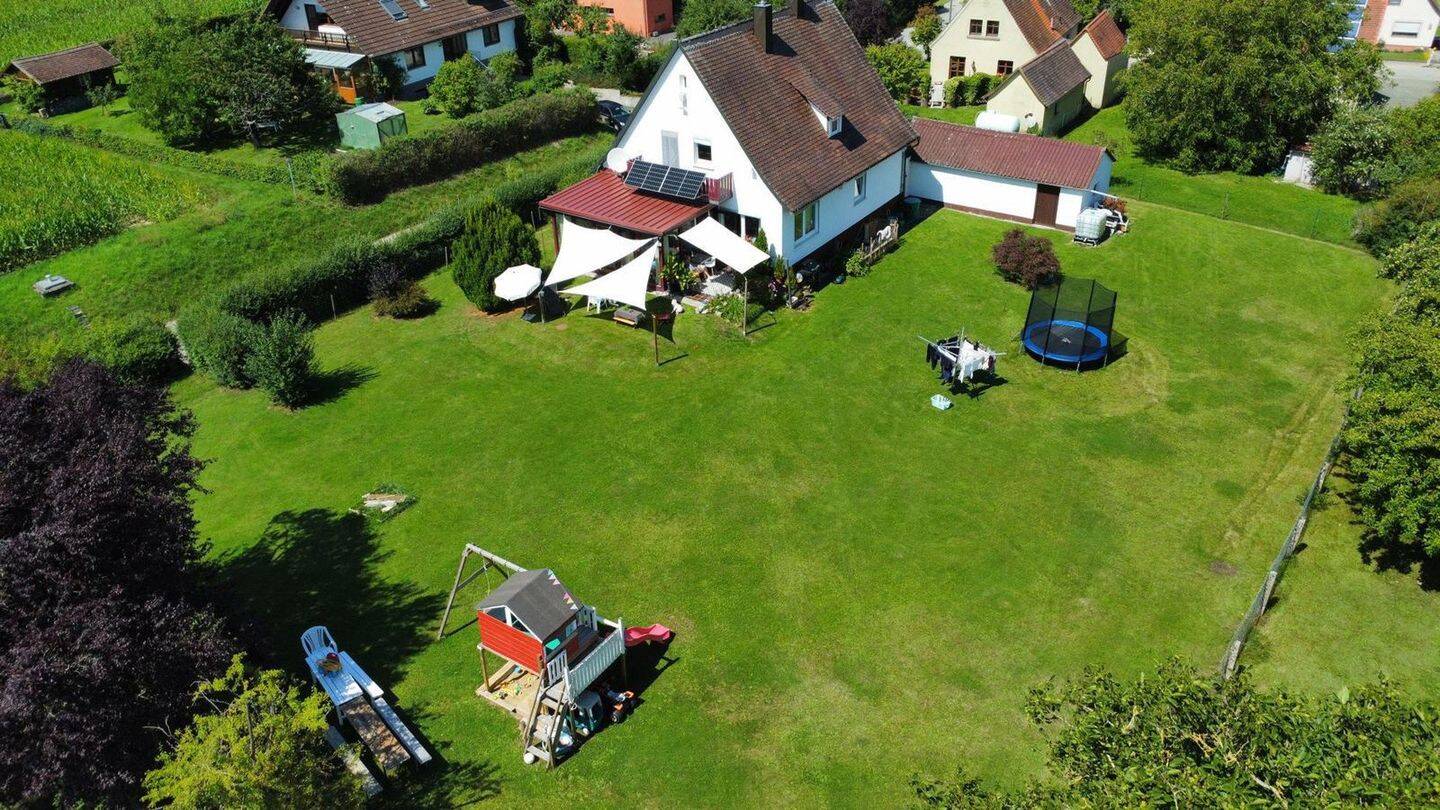 Gepflegtes EFH in ruhiger Ortsrandlage: Großes Grundstück in Dombühl (bezugsfrei ab Dezember), 91601 Dombühl