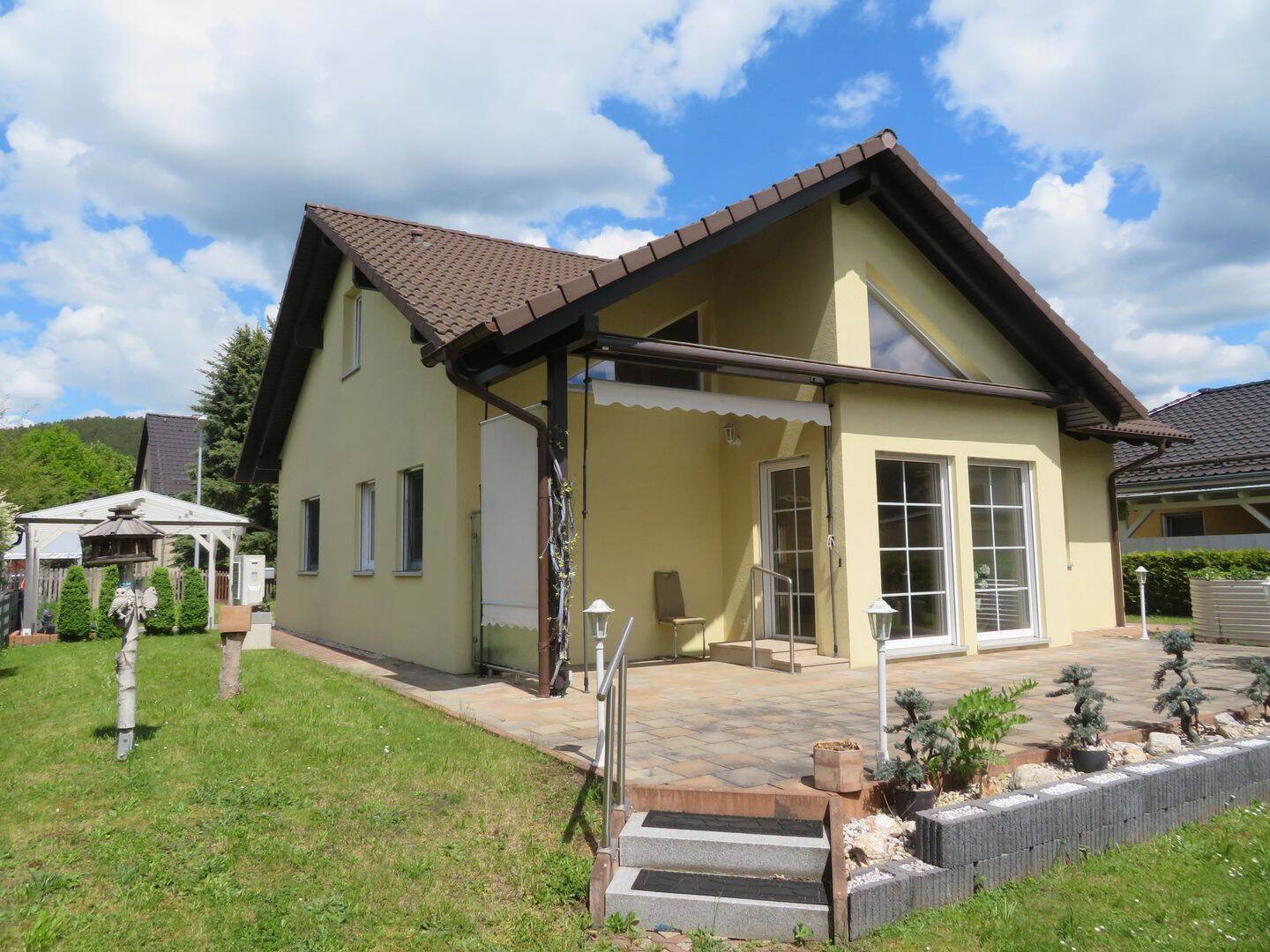 Großzügiges – altersgerechtes – Einfamilienhaus in sonniger und ruhiger Wohnlage am Stadtrand von Saalfeld, 7318 Saalfeld/Saale