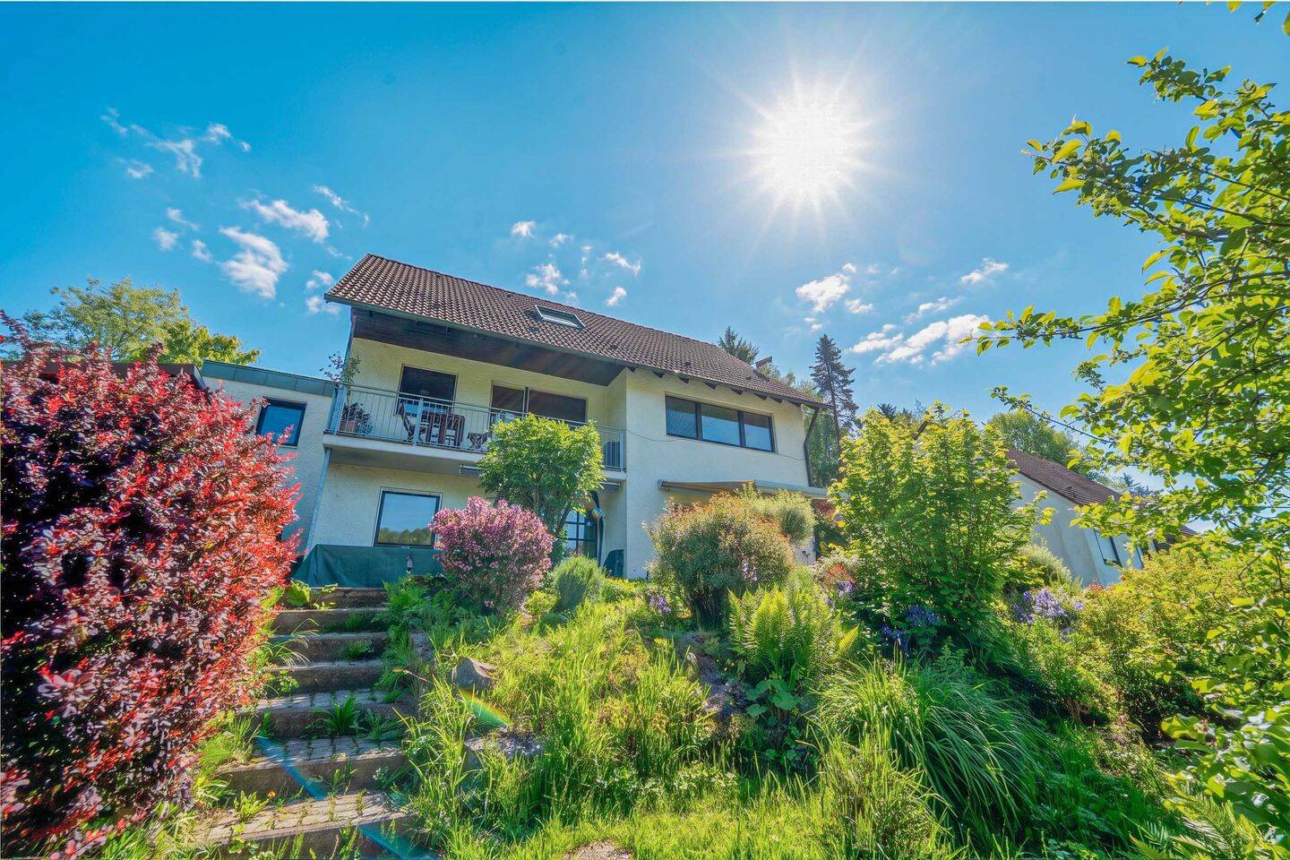 Raum für die ganze Familie: Helles Einfamilienhaus mit sonnigem Garten und Kachelofen in Hüttenbach, 91245 Simmelsdorf