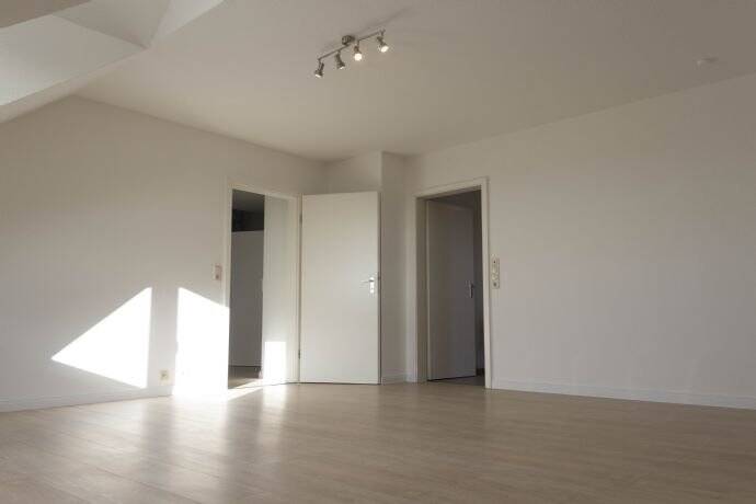 Neuwertige Dachgeschosswohnung mit ausgebautem Spitzboden in Dittelbrunn OT Hambach, 97456 Dittelbrunn