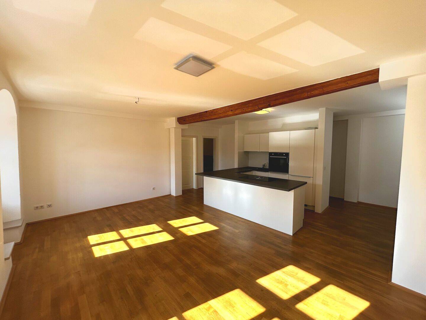 Wohnen mit Geschichte! Stilvolle 3-Zimmer-Wohnung mit Balkon und Einbauküche!, 99310 Arnstadt