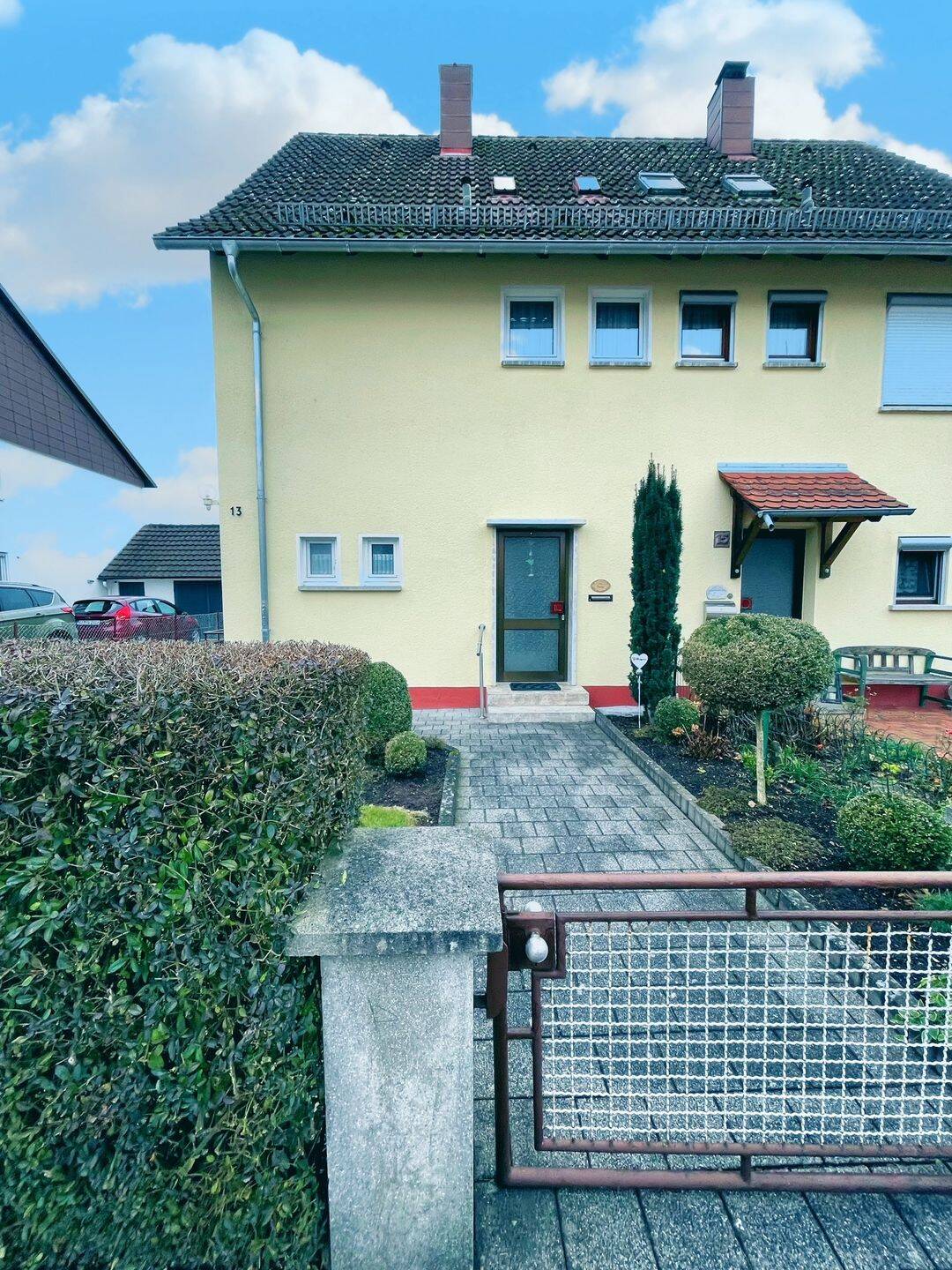 Doppelhaushälfte mit 4,5 Zimmern, Garage und Garten in der Nähe der Ellwanger Mittelhofschule, 73479 Ellwangen (Jagst)