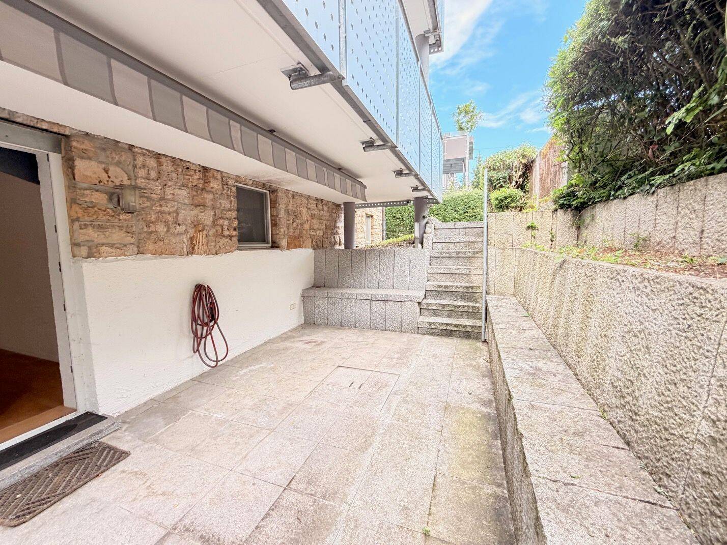 Tolle 3-Zimmer-Souterrain-Wohnung mit Süd-Terrasse in Bad Cannstatt, 70374 Stuttgart (Bad Cannstatt Sommerrain)