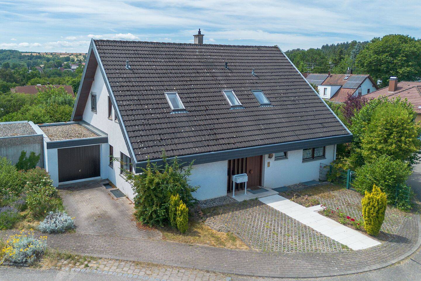 Gepflegtes Zweifamilienhaus mit Garten, zwei Garagen & vermieteter Einheit in ruhiger Wohnlage, 75233 Tiefenbronn