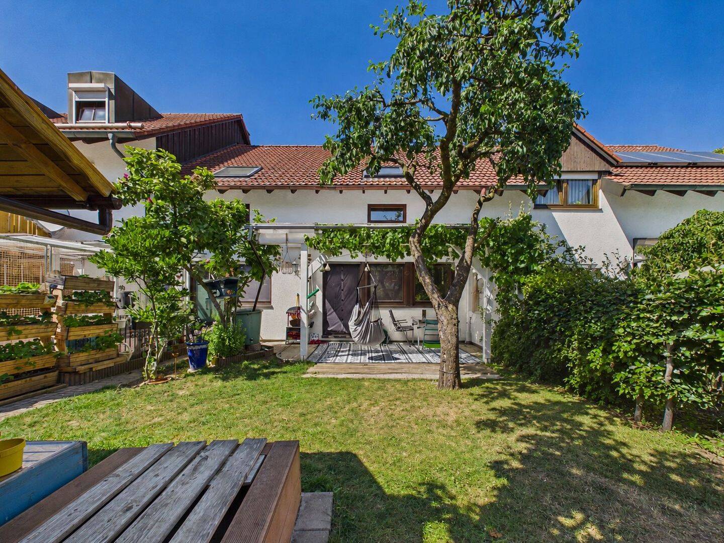 Exklusive Wohlfühloase für die ganze Familie – mit Wellnessbereich und idyllischem Südgarten, 85586 Poing