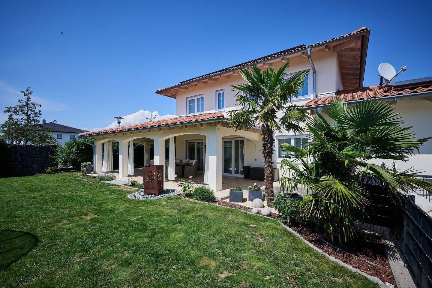 Ein Stück Toskana in Aiterhofen: 2017er Villa mit Pool und PV-Anlage, 94330 Aiterhofen