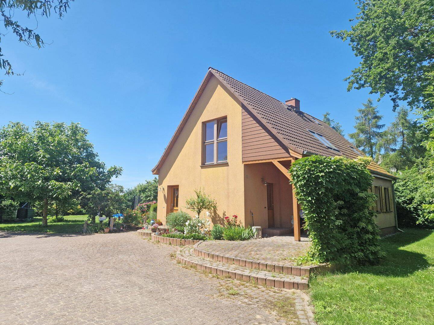 Einfamilienhaus mit Einliegerwohnung und großzügigem Grundstück mit großer Scheune in Mölschow, 17449 Mölschow