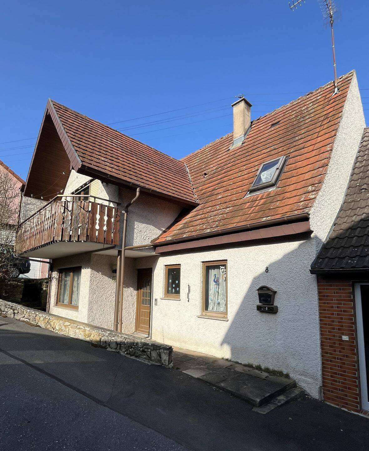 Älteres Wohnhaus mit Doppelgarage in Bad Mergentheim – Ortsteil Apfelbach, 97980 Bad Mergentheim