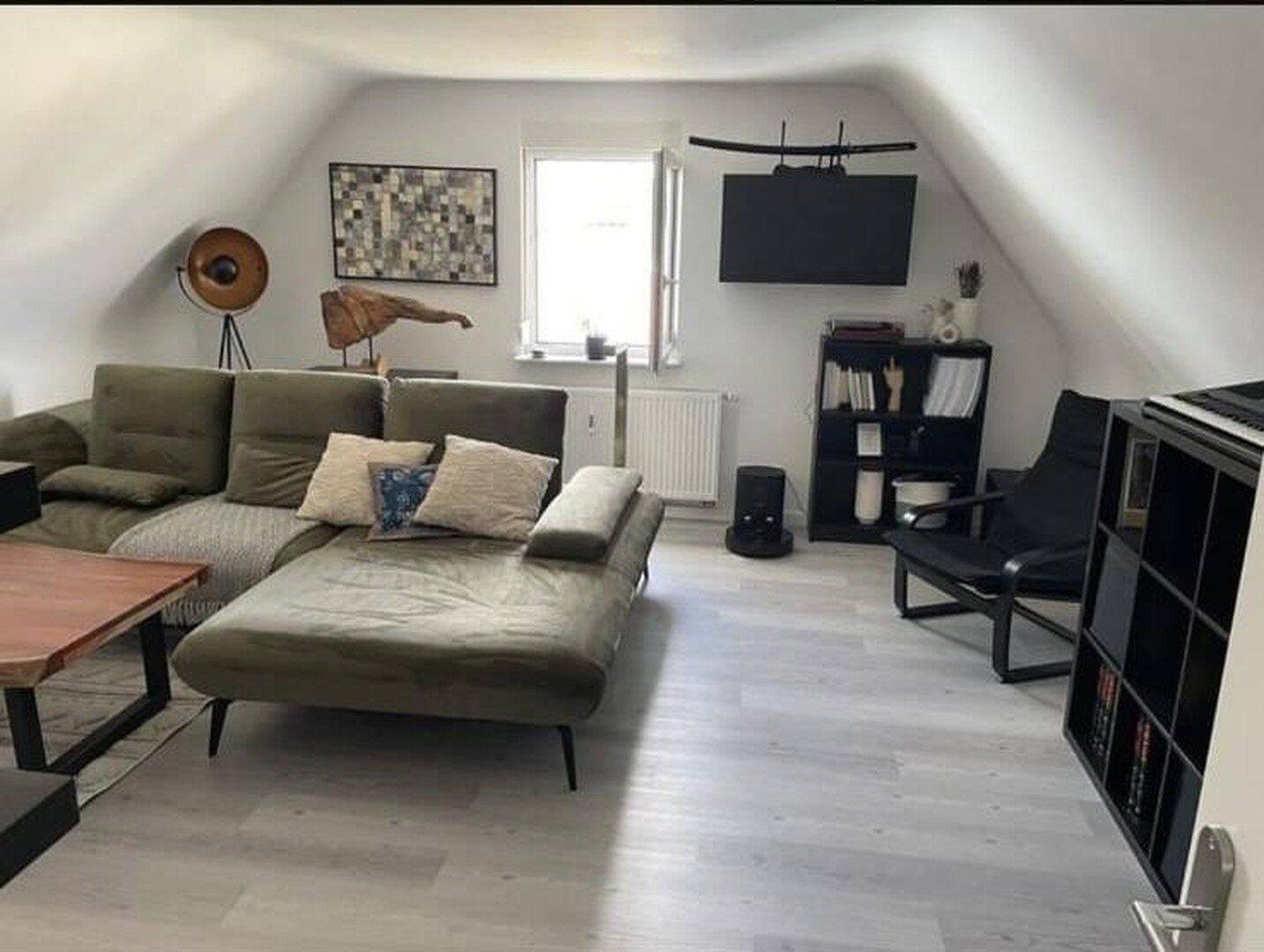 Moderne 2-Zi. DG-Wohnung in Griesheim, vollständig möbliert, 64347 Griesheim