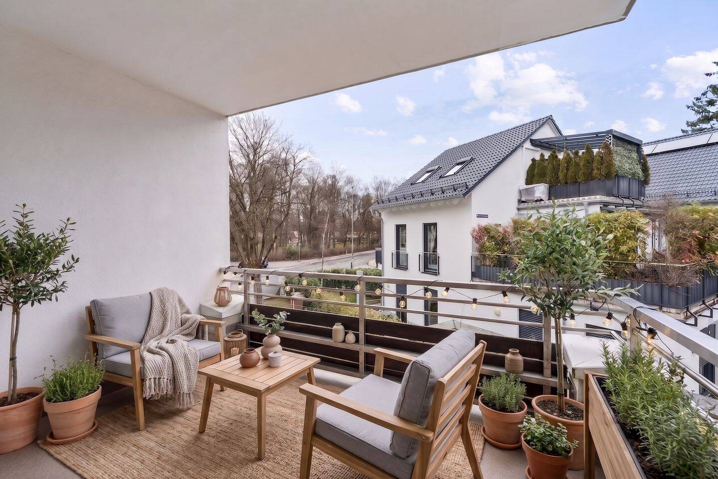 Solln: 2-Zi-Wohnung mit gemütlichem Wohn- Essbereich + 2 Balkone