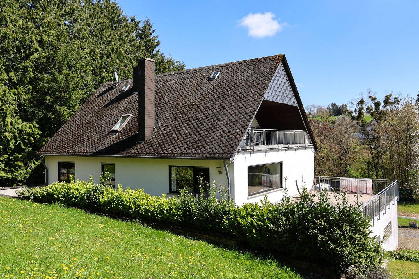 Provisionsfrei: Schleidweiler – Großzügiges Wohnhaus mit zwei Wohneinheiten und Weitblick, 54313 Zemmer