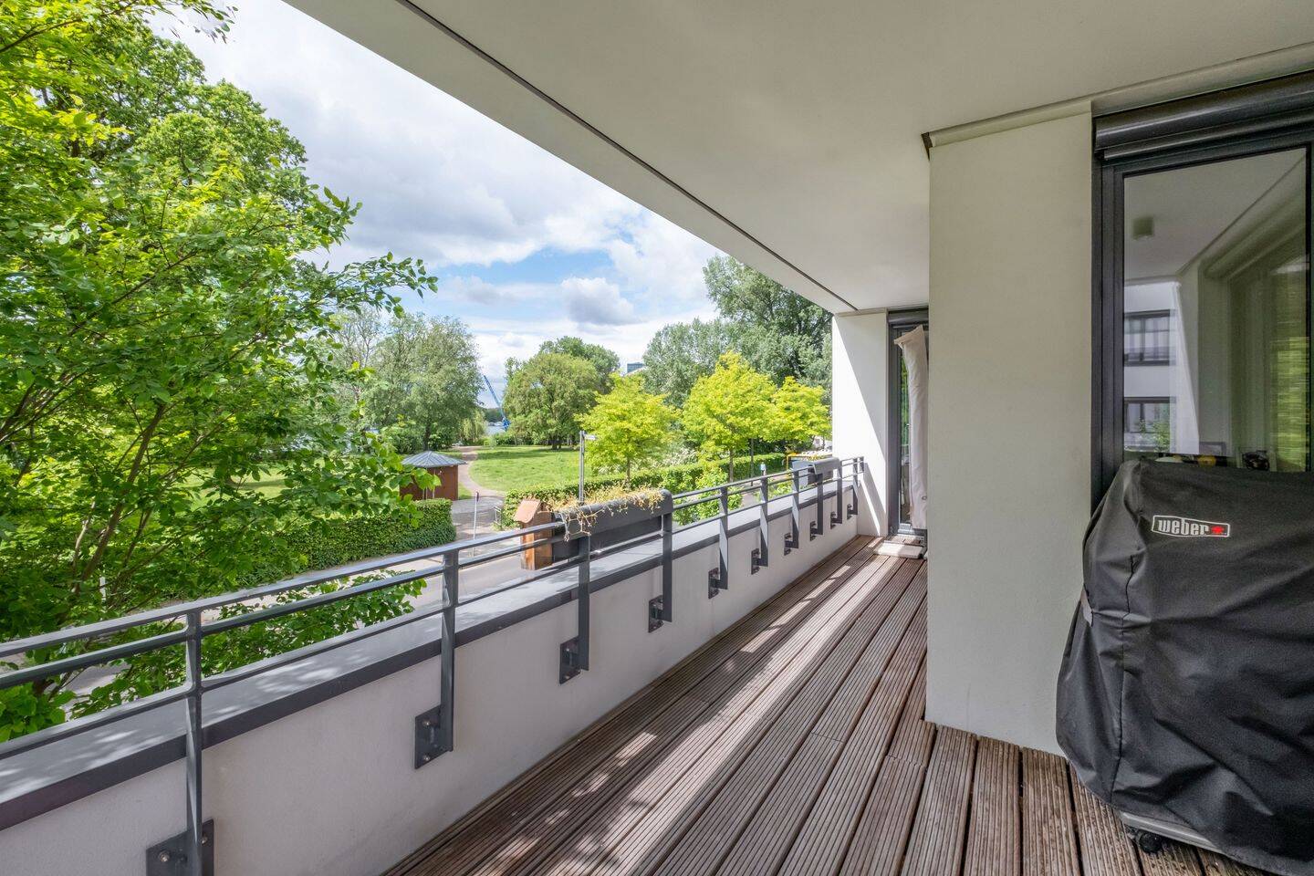Loggia mit Blick auf Bucht und Baumkronen der Halbinsel Stralau, 10245 Berlin (Friedrichshain-Kreuzberg Friedrichshain)