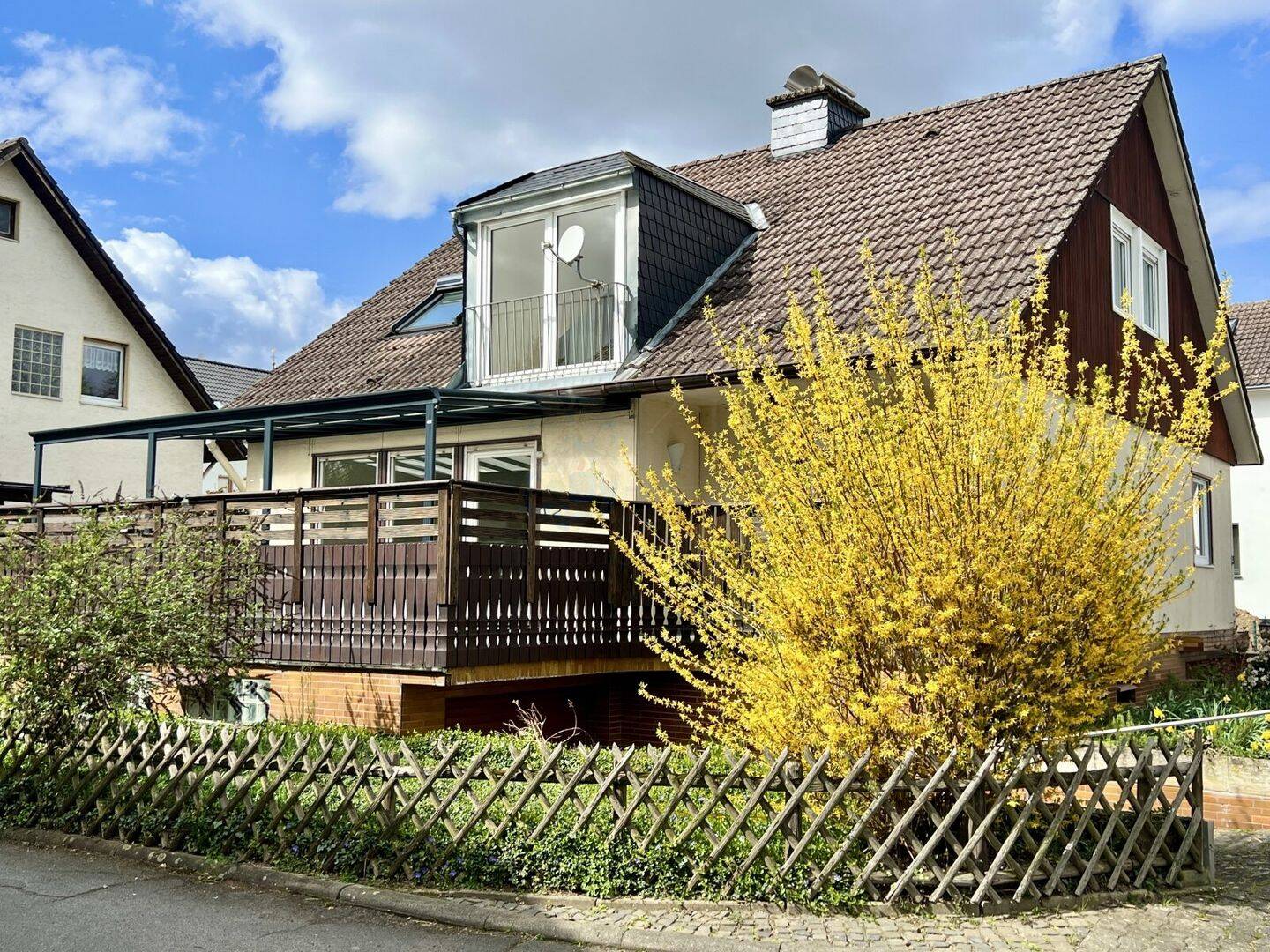 HOFHEIM: RENOVIERTES EFH MIT 6 ZIMMERN, 2 BÄDERN, 2 KÜCHEN, GARAGE UND CARPORT, 65719 Hofheim am Taunus