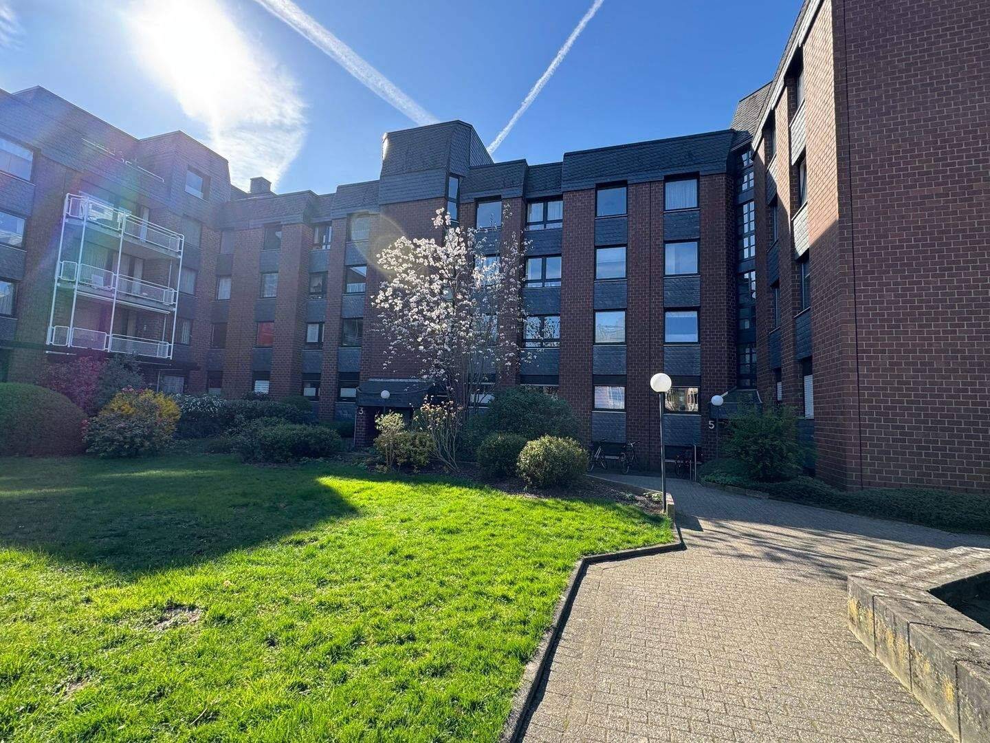 Helle 2 Zimmer Wohnung in gepflegter Umgebung in D-Benrath!, 40597 Düsseldorf (Benrath Hassels Urdenbach)