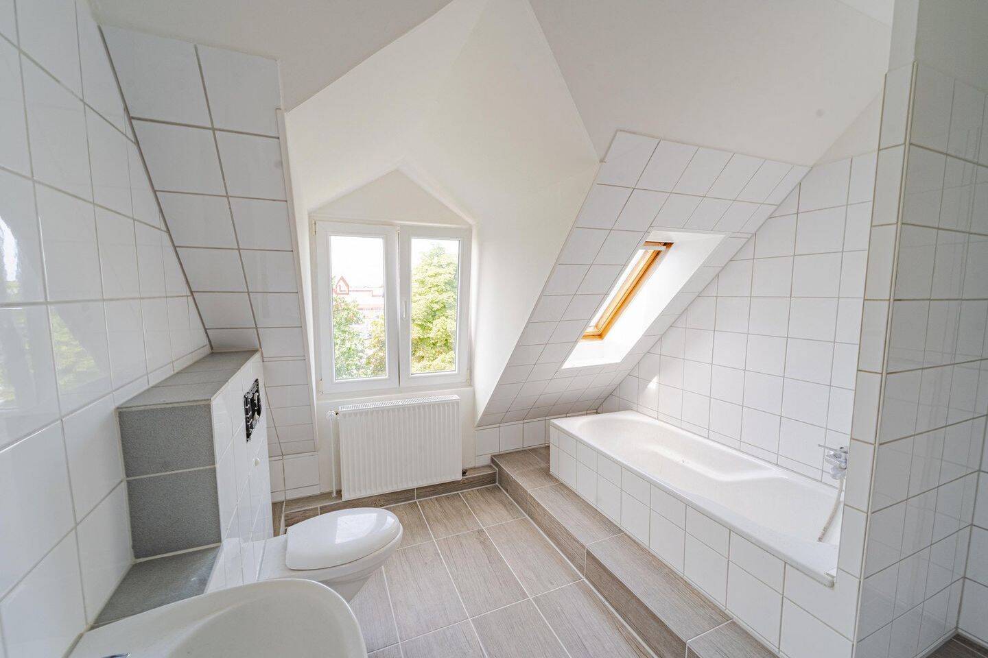 Altbautraum mit 110m² im DG, frisch renoviert, 4-Zimmer, mit neuer EBK und Gartennutzung, 23554 Lübeck (Innenstadt Sankt Lorenz Nord Sankt Lorenz Süd)