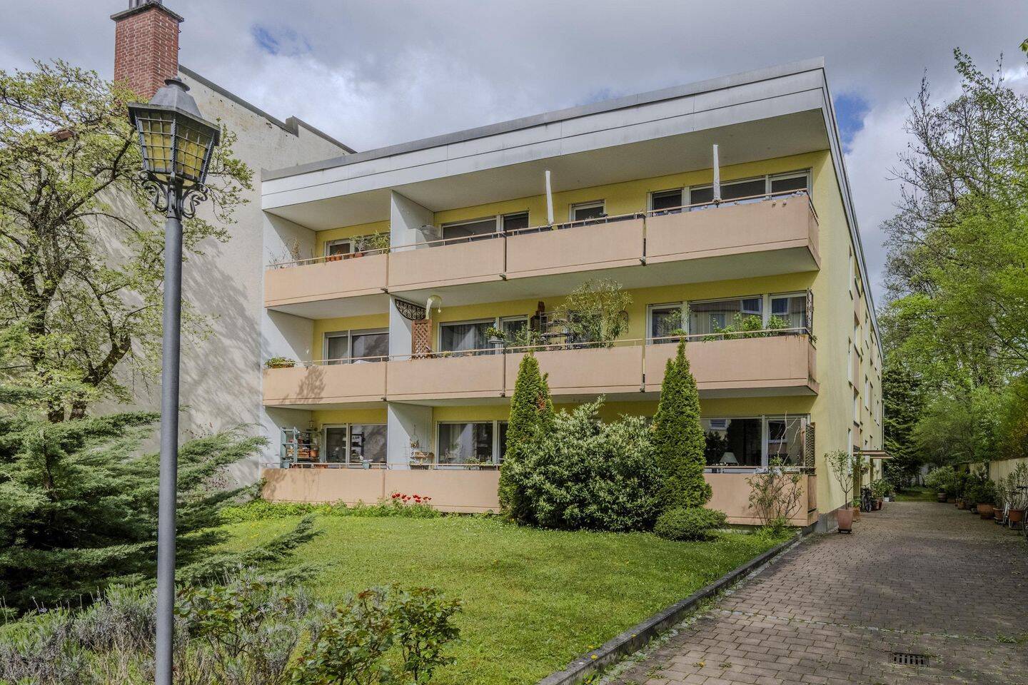 Bezugsfreie 2,5-Zimmer-Wohnung mit zwei Balkonen, in absolut ruhiger Innenhoflage, 80639 München (Laim Neuhausen-Nymphenburg)