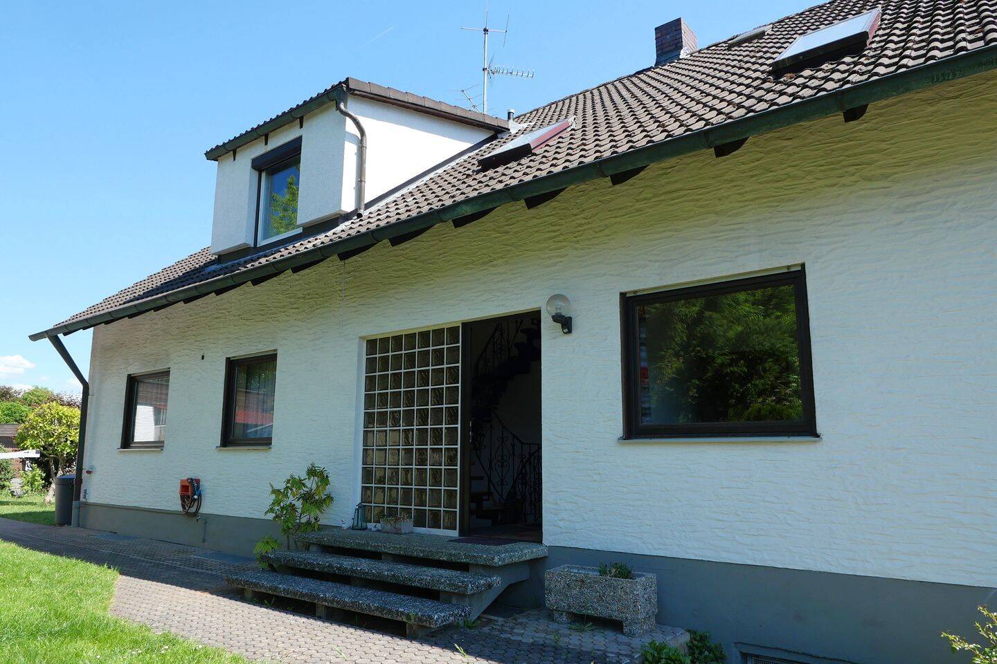 Großzügige Erdgeschosswohnung mit sonniger Terrasse in beliebter Wohnlage von Neunkirchen am Brand (Objektnummer: 0602RD26N), 91077 Neunkirchen a. Brand