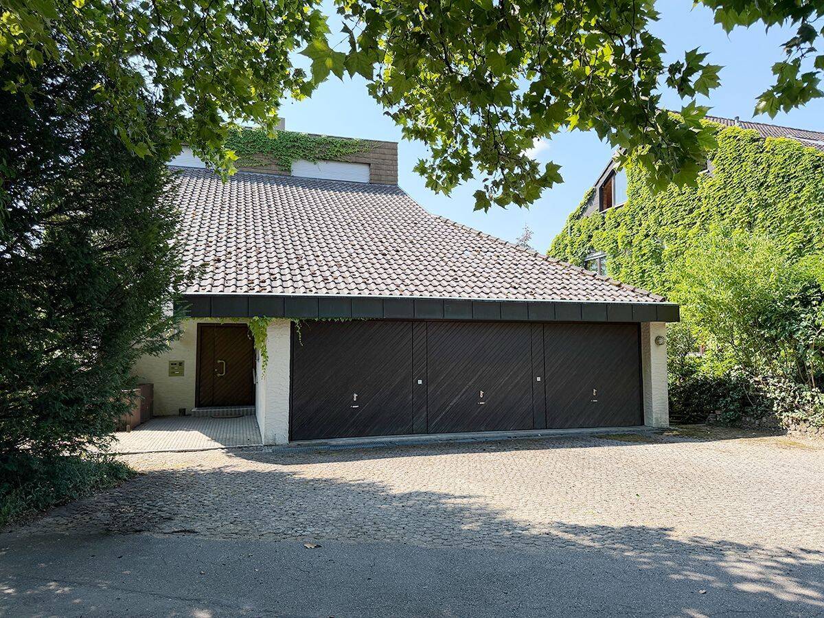 Rarität in Backnang: „Freistehendes 1-2 Fam.-Architektenhaus mit, Balkonen, 3 Garagen, und Garten“, 71522 Backnang
