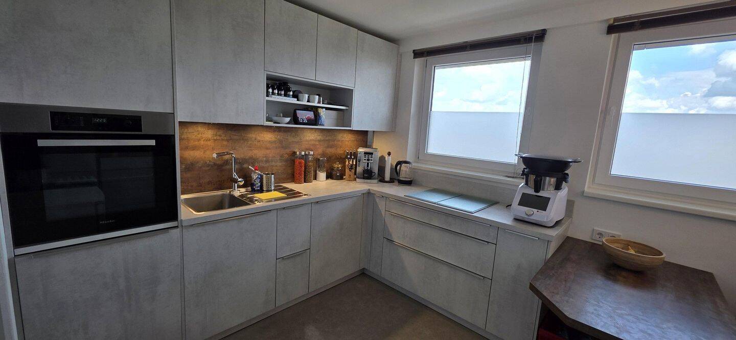 Provisionsfrei: modernisierte 2-Zimmer-Wohnung mit Fernblick, Küche & Stellplatz, 90471 Nürnberg (Dutzendteich Langwasser Neuselsbrunn Stadion Zollhaus)