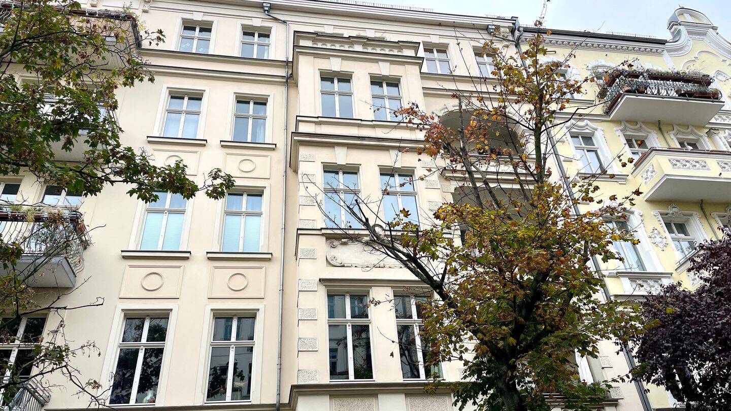 BEZUGSFREI! Altbauwohnung im Erdgeschoss mit 3 Zimmern & einer winzigen Terrasse im Winskiez, 10405 Berlin (Pankow Prenzlauer Berg)