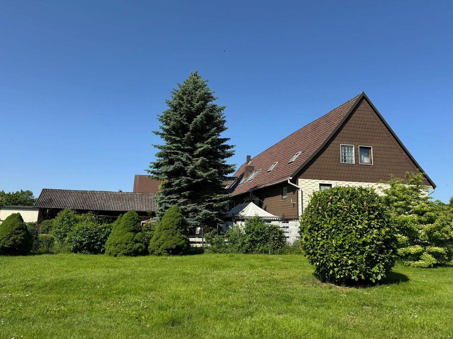 *Großes Wohn- und Geschäftshaus mit schönem Garten und Garagen Option in Dorste*, 37520 Osterode am Harz