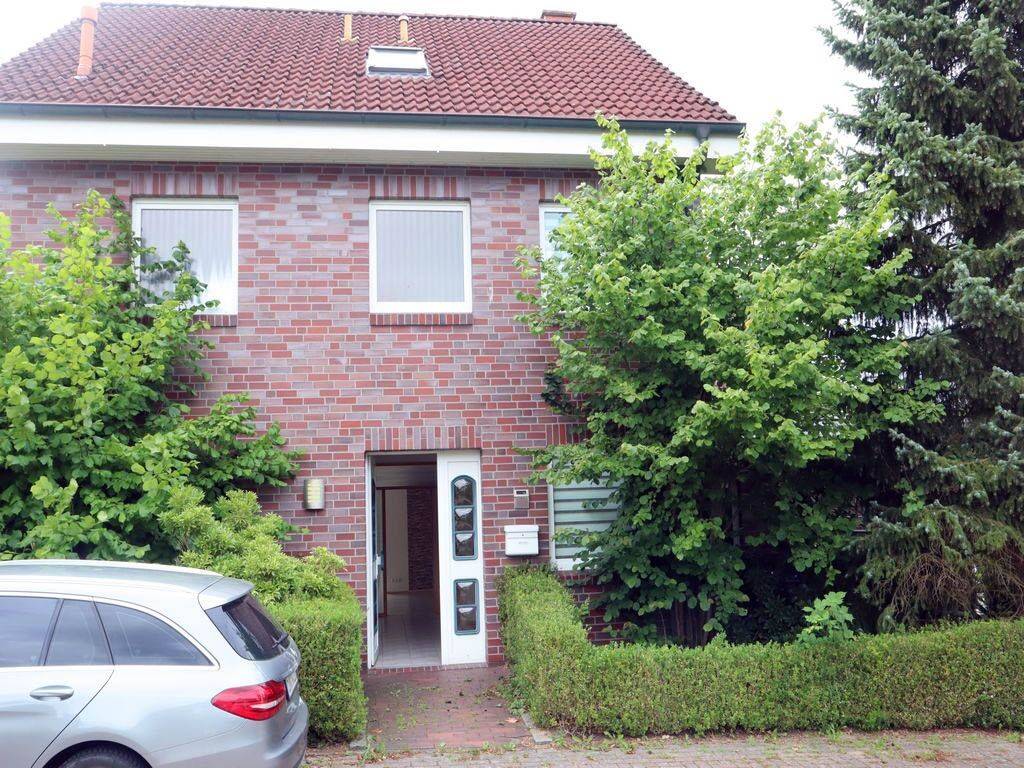 Gepflegte 6-Zimmer Doppelhaushälfte mit solider Bausubstanz, mit Balkon, Dachterrasse, Carport!, 26180 Rastede