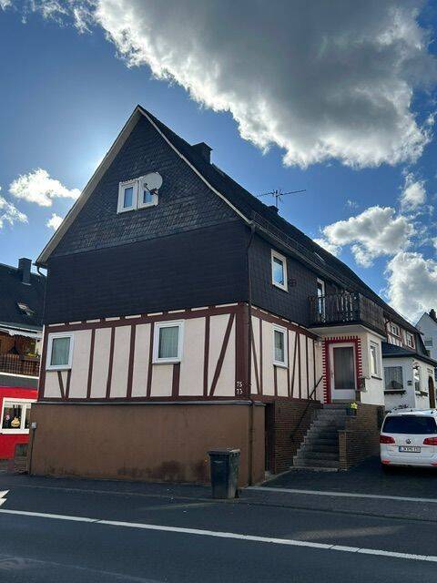 Einfamilienhaus im DHH-Stil mit Balkon, Terrasse, Garten und KFZ-Stellplatz in Dillenburg-Frohnhausen, 35683 Dillenburg