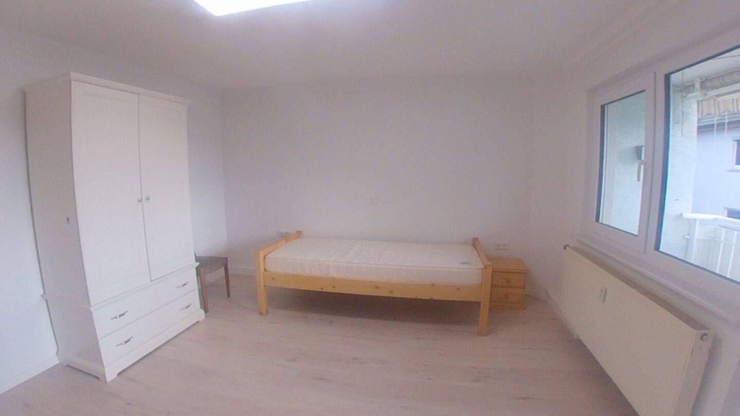 Möbliertes Nichtraucher-WG-Zimmer für Studenten – renovierte Wohnung mit Balkon, 73776 Altbach