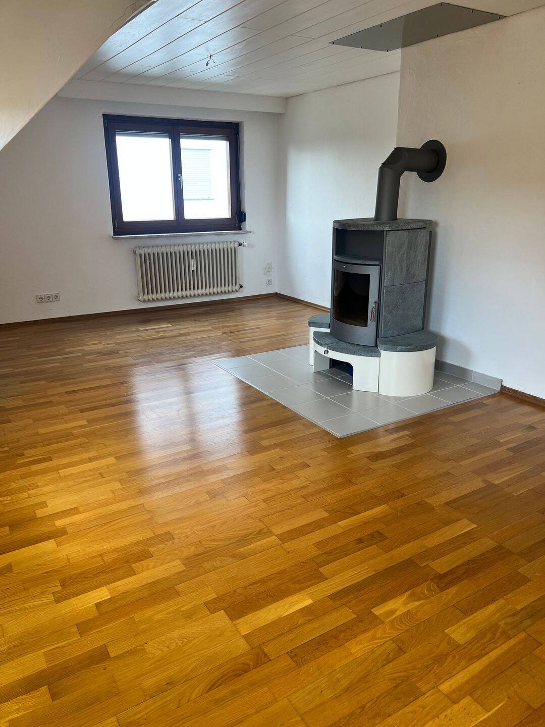 Großzügige 4,5-Zimmer Wohnung mit Balkon, Schwedenofen und Garage in Dagersheim, 71034 Böblingen