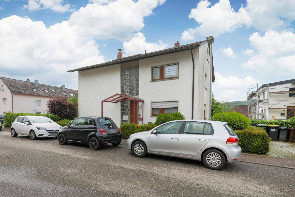 Bezugsfrei ab Oktober! Attraktives Zweifamilienhaus mit viel Platz und Potenzial, 75203 Königsbach-Stein