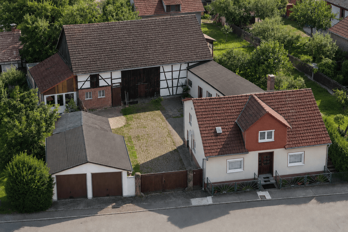 Historischer Dreiseitenhof mit großzügigem Wohnhaus, Praxisflächen, Scheune, Werkstatt und Innenhof, 99869 Drei Gleichen