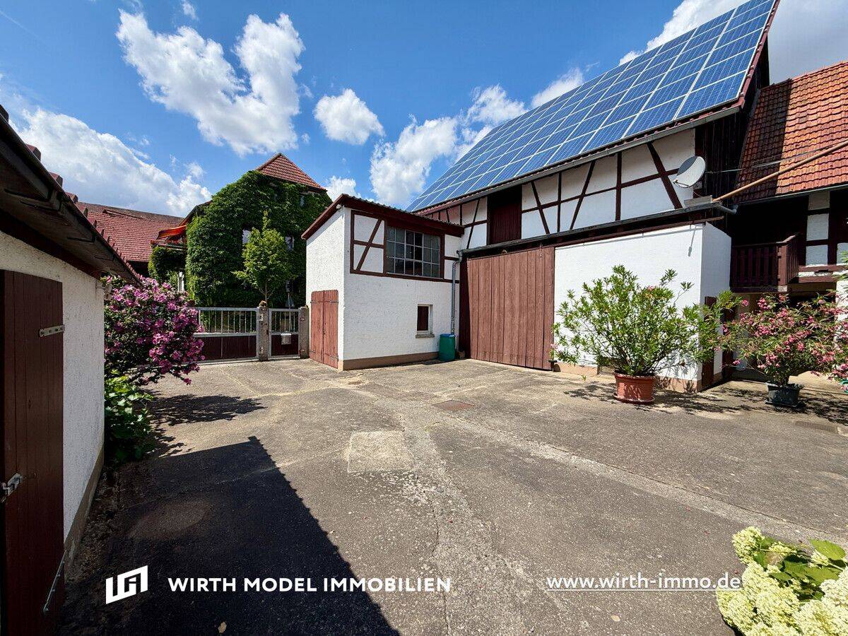 Wohnhaus mit Hoffläche und Nebengebäuden in Kronungen, 97490 Poppenhausen