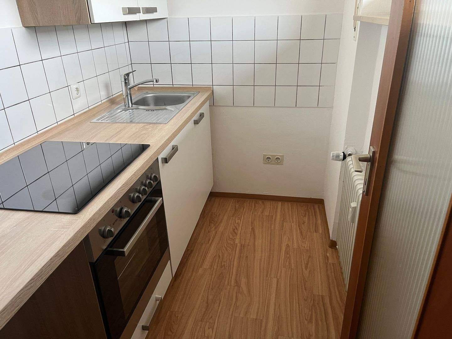1 ZW mit separater Küche, Einbauküche und Balkon im 4. OG mit Aufzug – Stellplatz im Innenhof optional, 90478 Nürnberg (Dutzendteich Gleißhammer Glockenhof Sankt Peter Zerzabelshof)