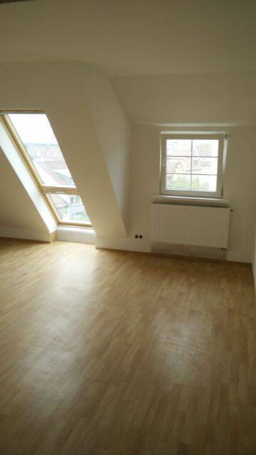 Zimmer in 4er WG Zentral Dachgeschoss WG-Zimmer 23 m² befristest / Probewohnen für 6 Monate., 70186 Stuttgart (Ost)