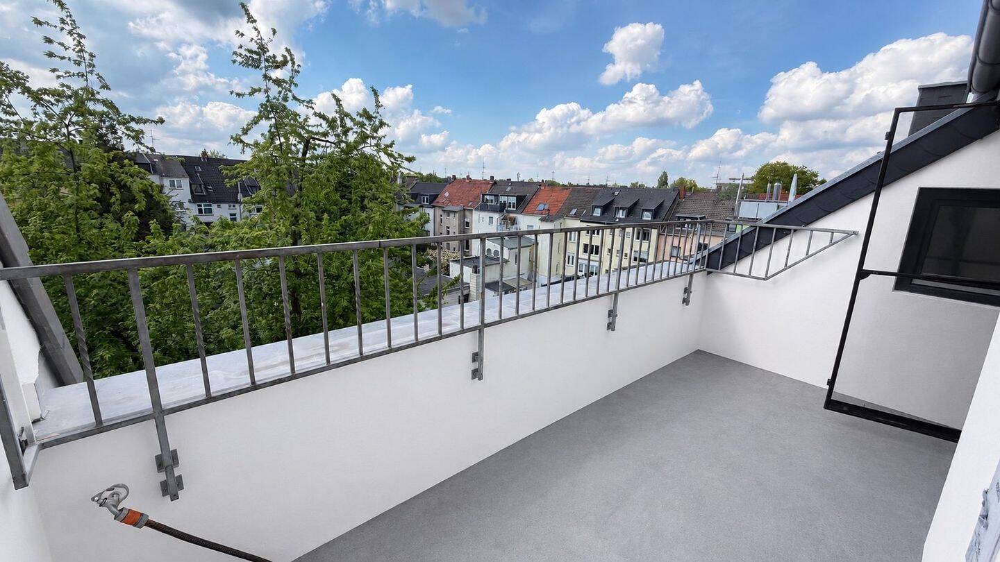 Lichtdurchflutete Dachetage mit Balkon & Loggia und Küche & Klima, 45145 Essen (Frohnhausen Holsterhausen)