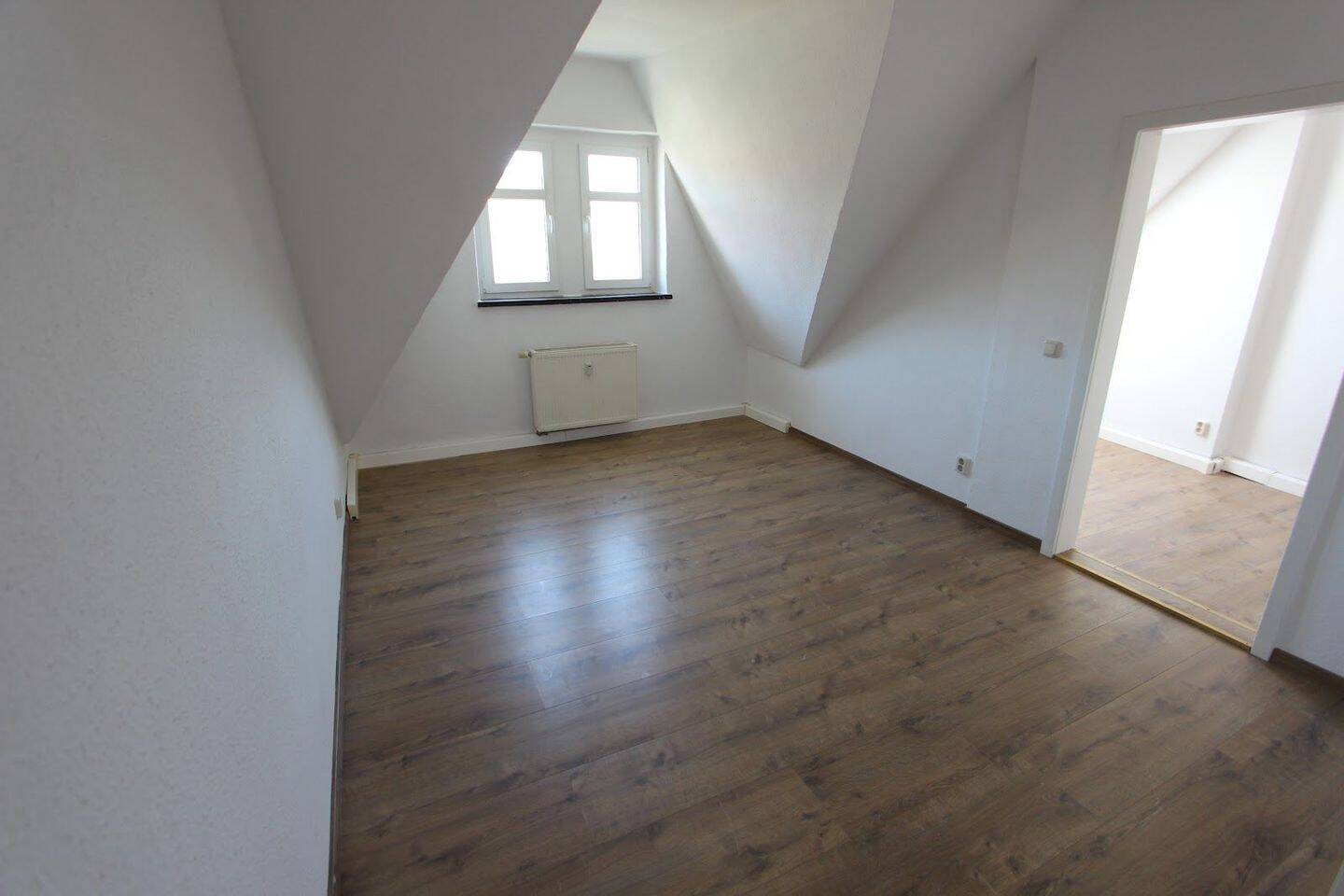 Individuelle Dachgeschosswohnung am Ziegelberg mit tollem Ausblick., 7545 Gera (Bieblach Innenstadt Ostviertel Pforten Untermhaus)