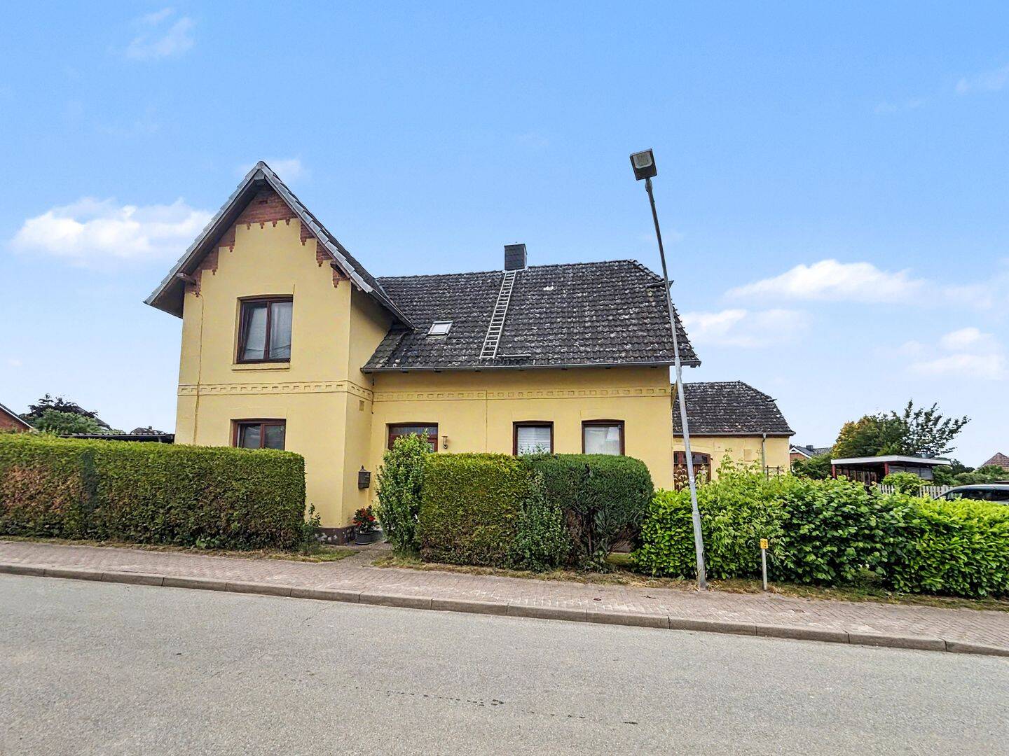 Platz für Ihre Ideen: Mehrfamilienhaus in Pölitz – insgesamt 4 Wohneinheiten, 2 davon bezugsfrei, 23847 Pölitz