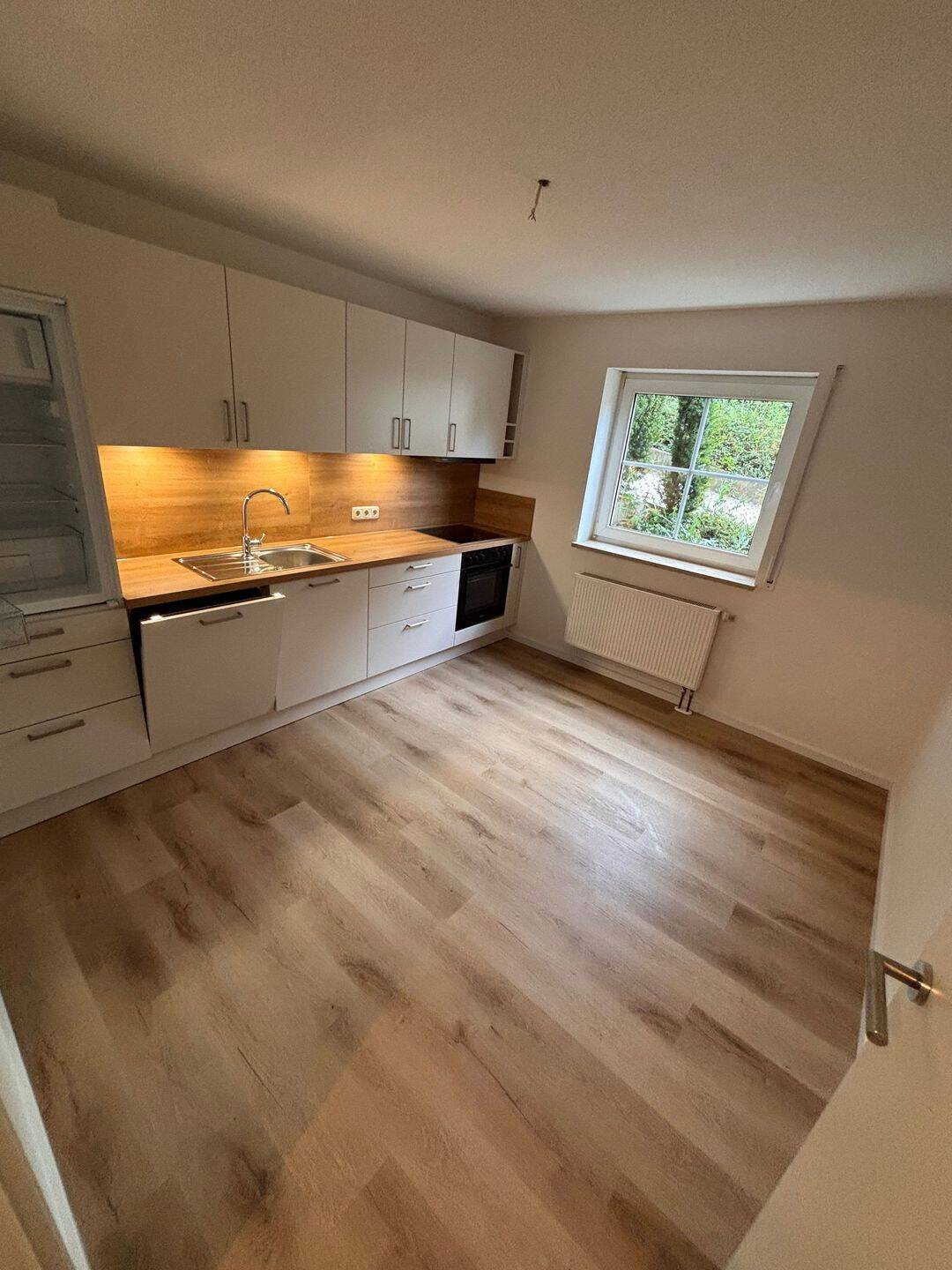 Neu renovierte 3-Zimmer-Souterrainwohnung mit Balkon und Stellplatz in Ansbach, 91522 Ansbach