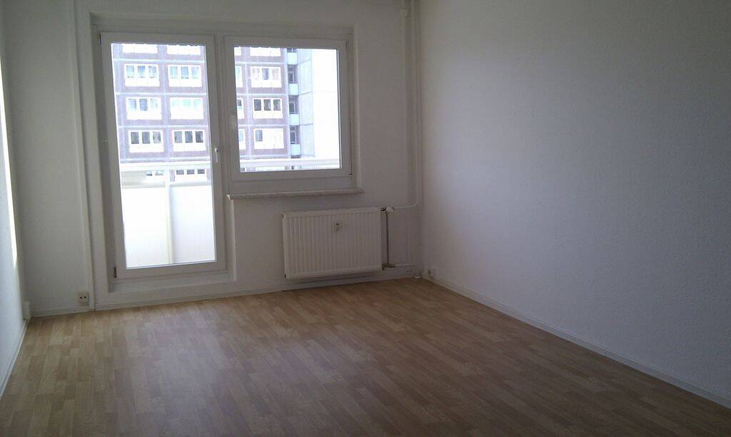 Familien aufgepasst: Frisch geweißte 4-Zimmerwohnung mit Aufzug und Balkon, 4209 Leipzig (Grünau-Mitte Grünau-Nord Grünau-Ost Schönau)