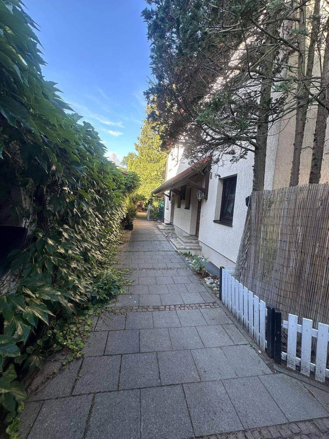 Sonnige DHH mit großem Garten, Terrasse & viel Platz in begehrter Wohnlage von München-Neuried, 82061 Neuried