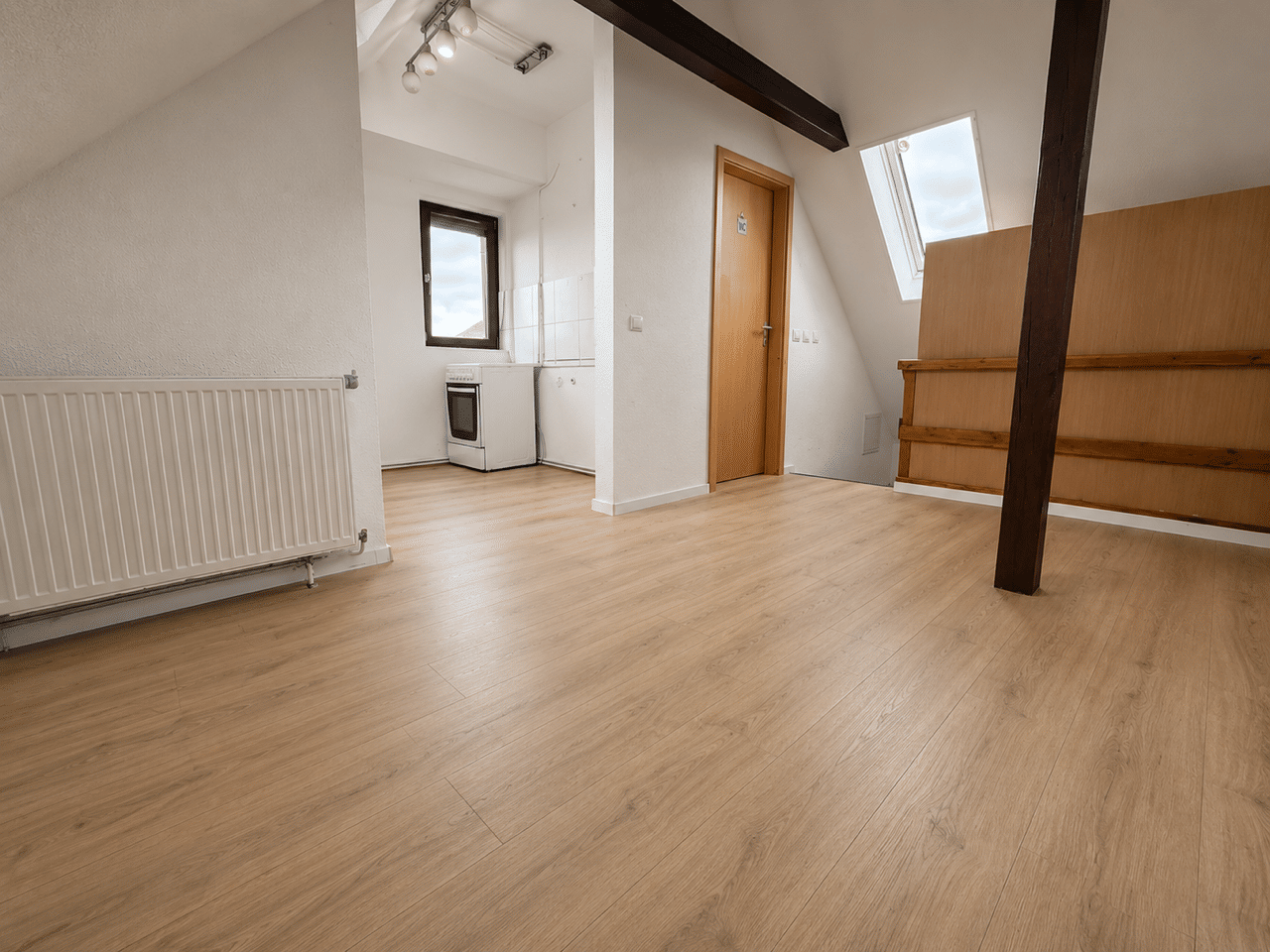 Gepflegte 2,5-Zimmer-Dachgeschosswohnung mit Gartenbereich in VS-Schwenningen, 78054 Villingen-Schwenningen