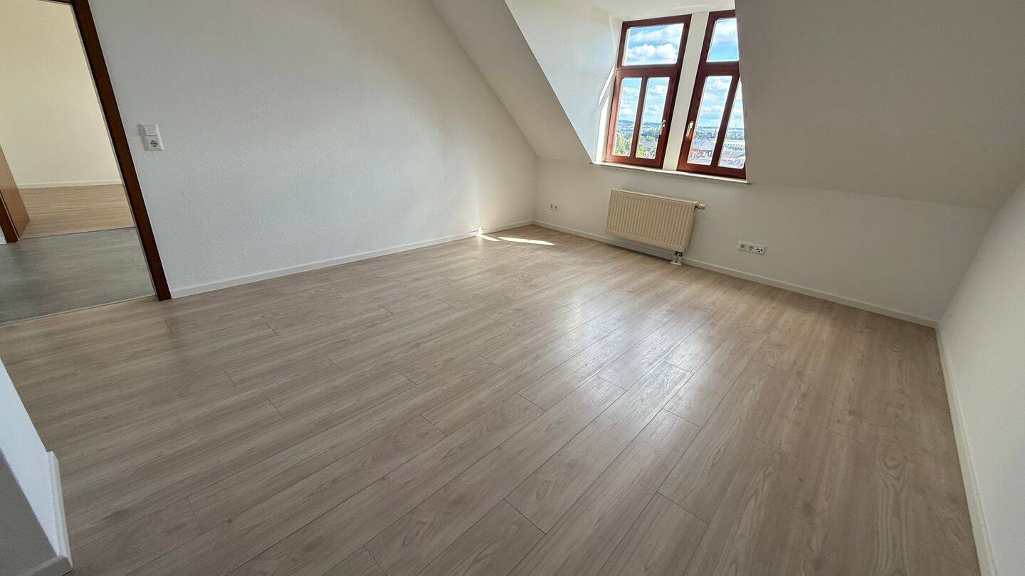 Gemütliche Whg. mit Dachschrägen – NEUES Laminat u.v.m., 9113 Chemnitz