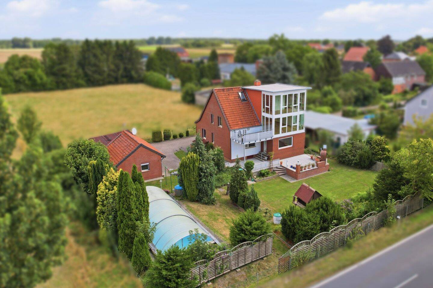 Exklusive Feldrandlage: Umfassend modernisiertes Zweifamilienhaus in Meerdorf, 38176 Wendeburg