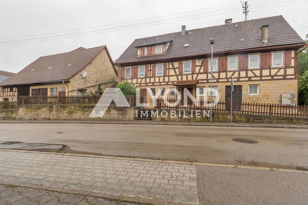 Außergewöhnliches, denkmalgeschütztes Bauernhaus im Pfarrer-Mayer-Still mit Scheune, 74585 Rot am See