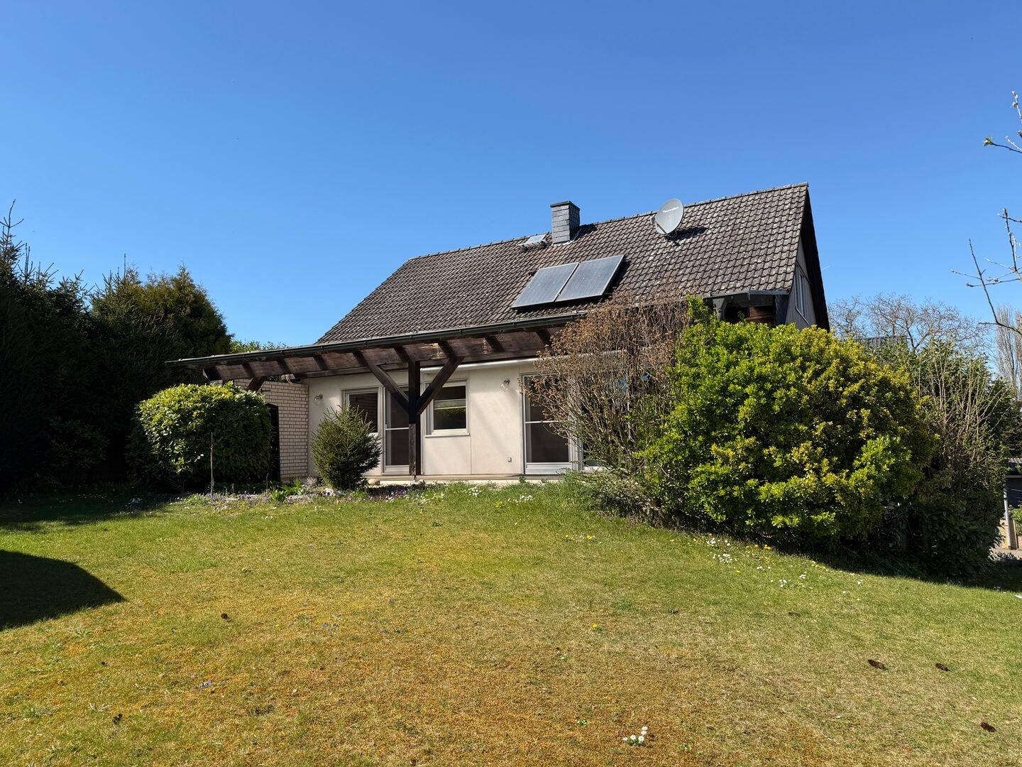 Ihr neues Zuhause: Haus mit großem Garten, viel Platz, Außenstellplätzen und Garage, 55437 Appenheim
