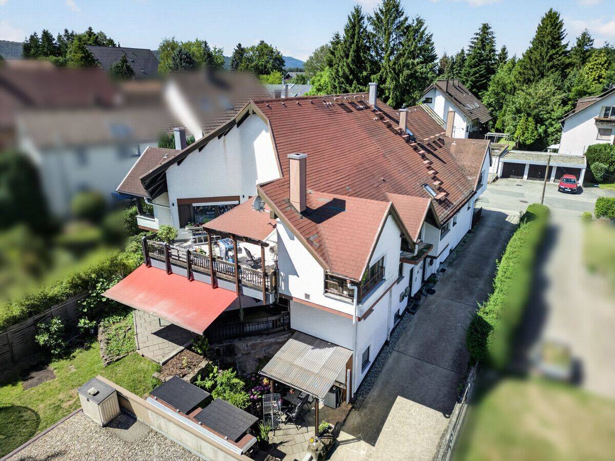 Großzügiges Einfamilienhaus mit Einliegerwohnung, Garten und zwei TG-Stellplätzen, 76332 Bad Herrenalb