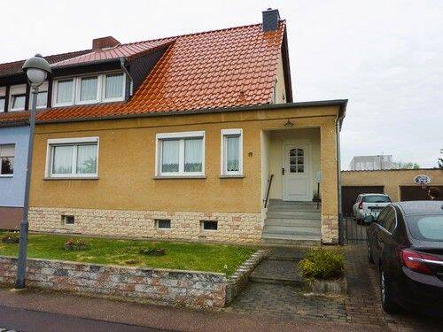 – Unterkellertes Einfamilienhaus mit Garage –, 6667 Weißenfels