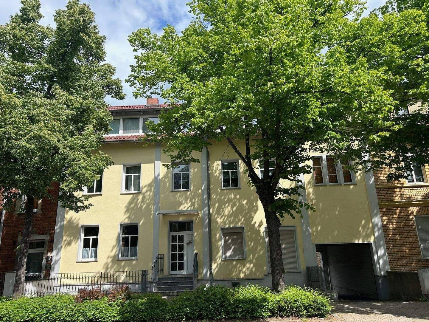 Charmante 3-Zimmer-Wohnung mit Sichtbalken, Küchenmöbel & Tageslichtbad!, 6217 Merseburg